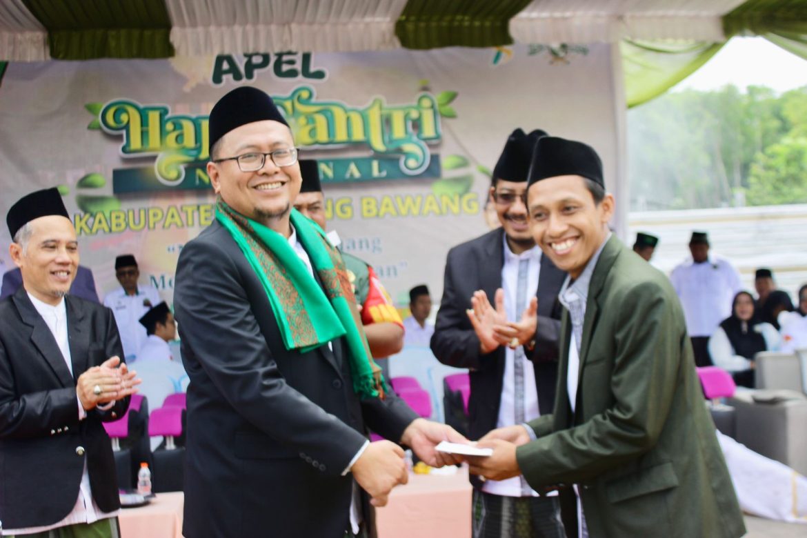 Pj Sekdakab Tuba Pimpin Upacara Hari Santri Kab.Tulang Bawang Tahun 2024 di Ponpes Darul Ishlah, Banjar Margo