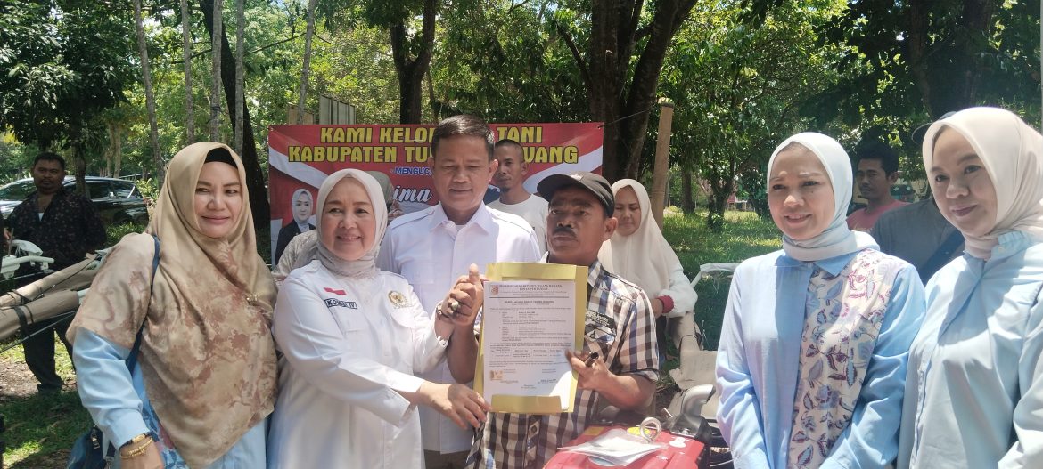DPR-RI Fraksi Gerindra Beri Bantuan 10 Unit Hand Traktor ke Petani Tulang Bawang