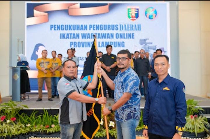 Arpani Ketua PD IWO Tubaba dikukuhkan Ketum Teuku Yudistira di Aula Hotel Grand Mercure Lampung