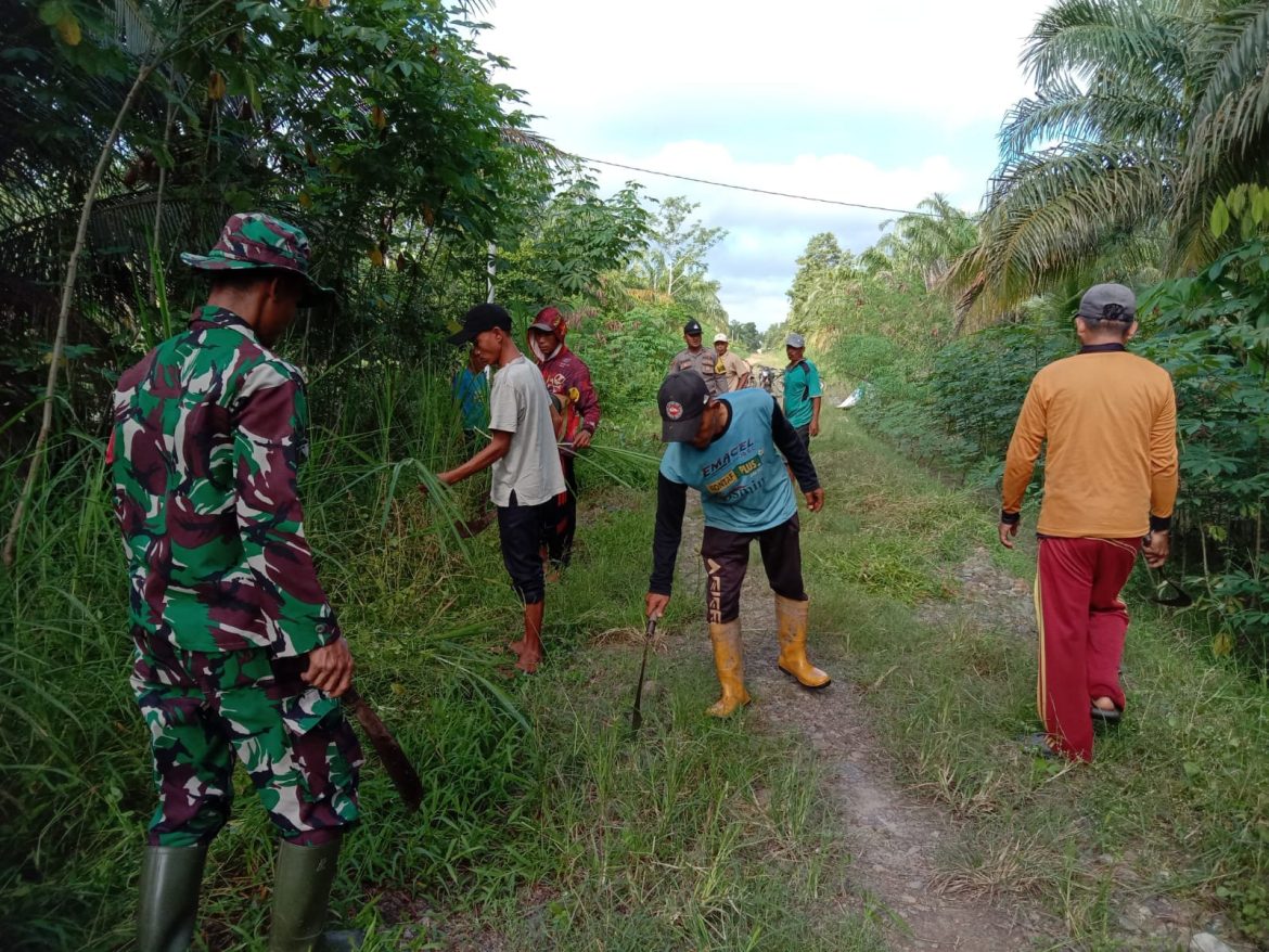 Babinsa Bersama Bhabinkamtibmas Mengajak Warga Gotong – Royong Bersihkan Jalan Di Kampung Binaan