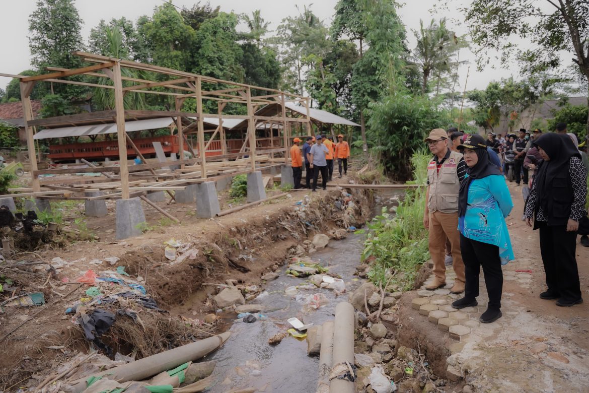 Bunda Hj Eva Dwiana Siap Perbaiki Bronjong serta Normalisasi Sungai Di Bandar lampung