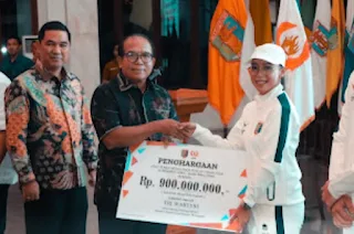 Pj. Gubernur Lampung Serahkan Penghargaan Atlet dan Pelatih Peraih Medali PON XXI