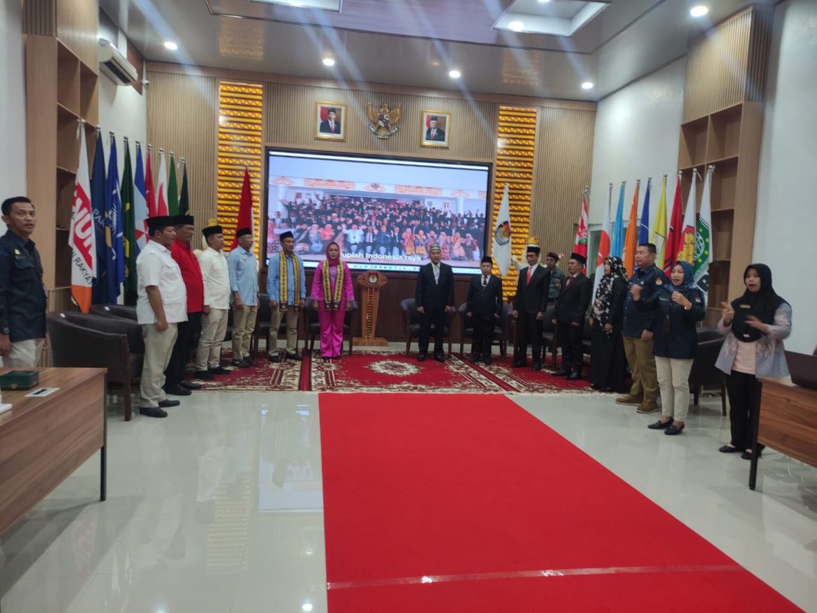 Didampingi RMD, Winarti-Reynata Serahkan Berkas Pendaftaran Pilkada ke KPU Tulang Bawang
