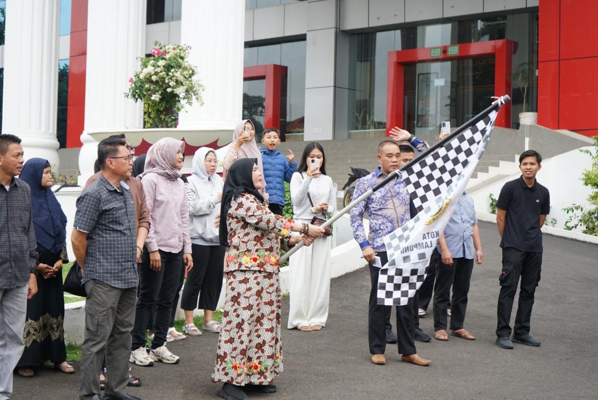 Bunda Eva  Dwiana Lepas Keberangkatan Ratusan Peserta Wisata Rohani
