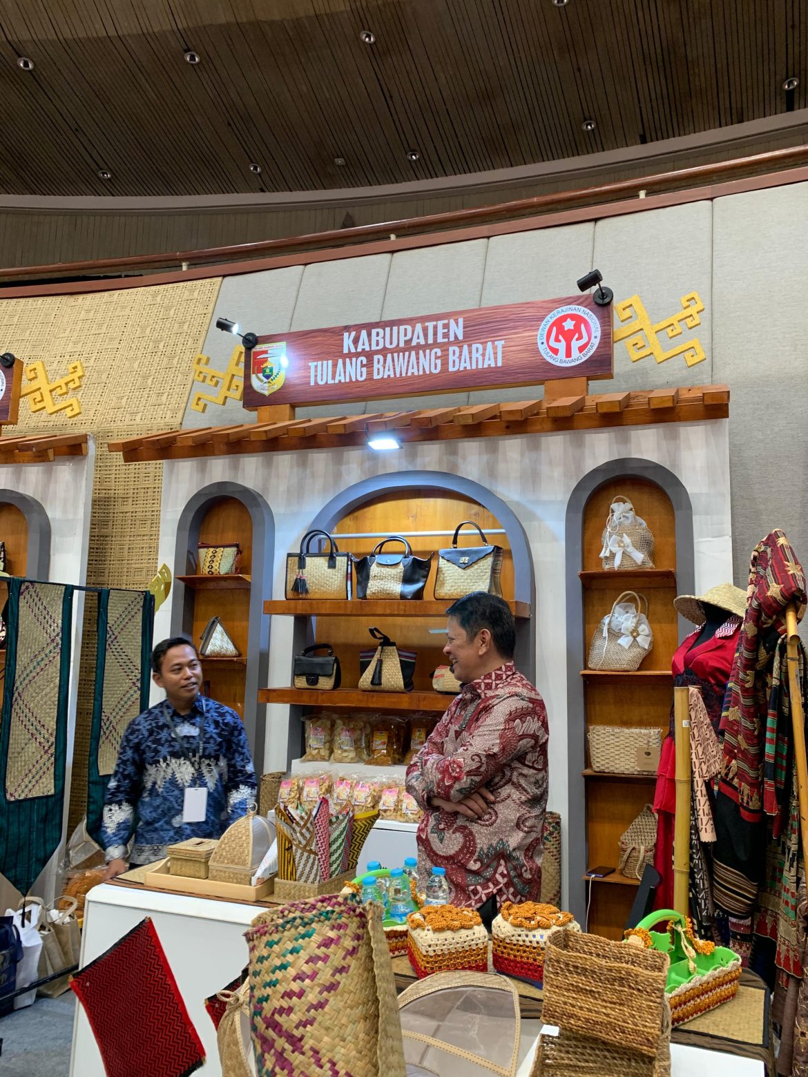 M.Firsada Kunjungi Stan Tubaba,  Apresiasi Kerajinan Lokal Di INACRAFT 2025