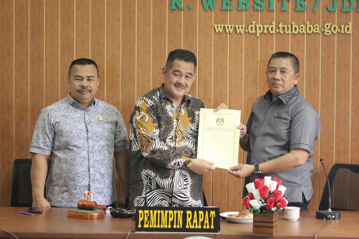 Ketua KPU Serahkan SK Penetapan Calon terpilih Ke Ketua DPRD Tubaba
