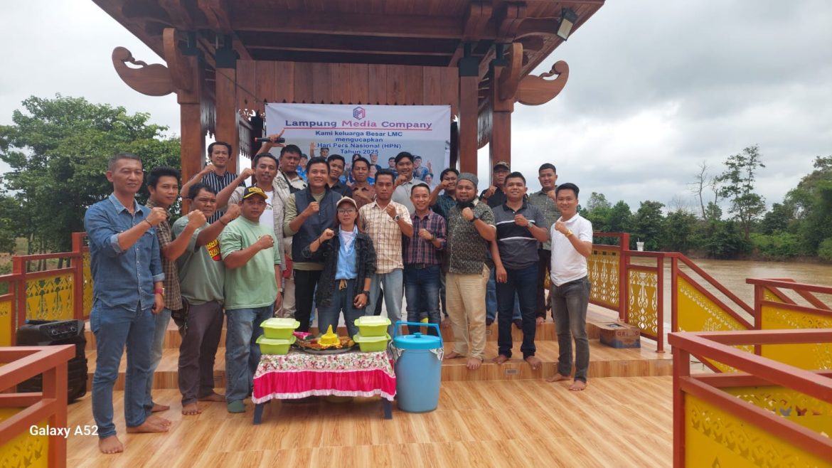 Lampung Media Company Peringati HAri Pers Nasional Dengan Pembagian Bibit Cabai Serta Pemotongan Nasi Tumpeng