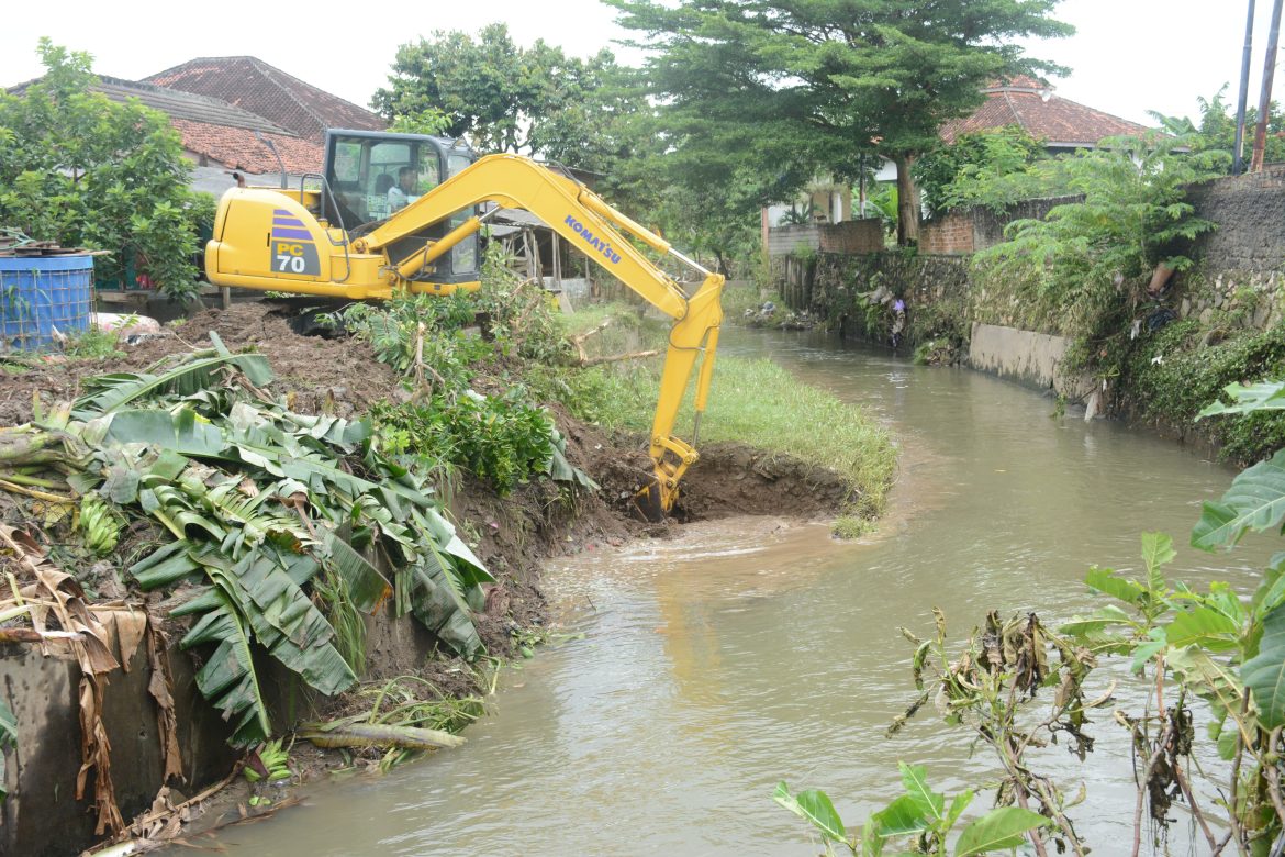 Pemkot Bandar Lampung Kerahkan 3 Excavator Normalisasi Aliran Sungai