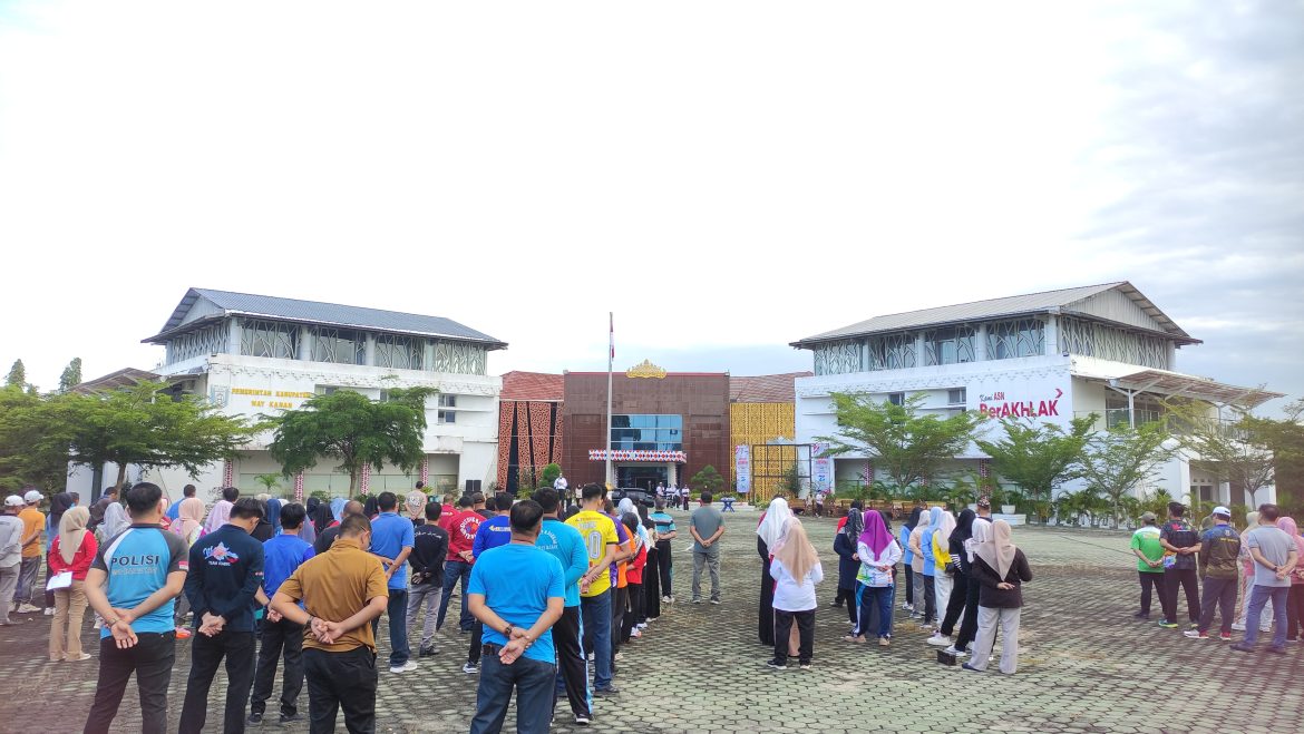 Plt Bupati Way Kanan Pimpin Apel Pagi Di Lapangan Buway Pemuka Tekankan Disiplin Antar Pegawai OPD
