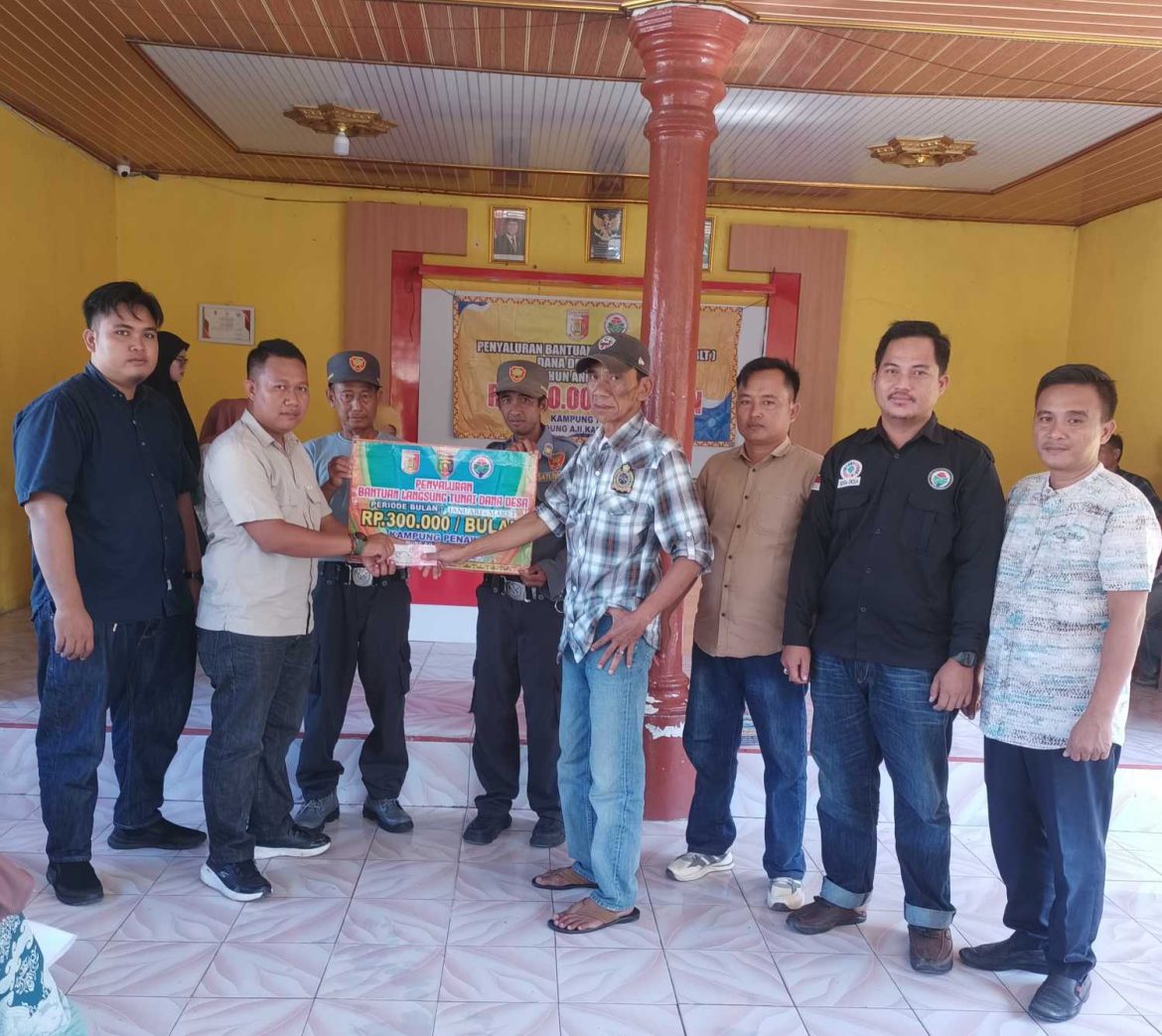 Kepala Kampung Penawar Bagikan Bantuan Langsung Tunai (BLT) Kepada 29 KPM