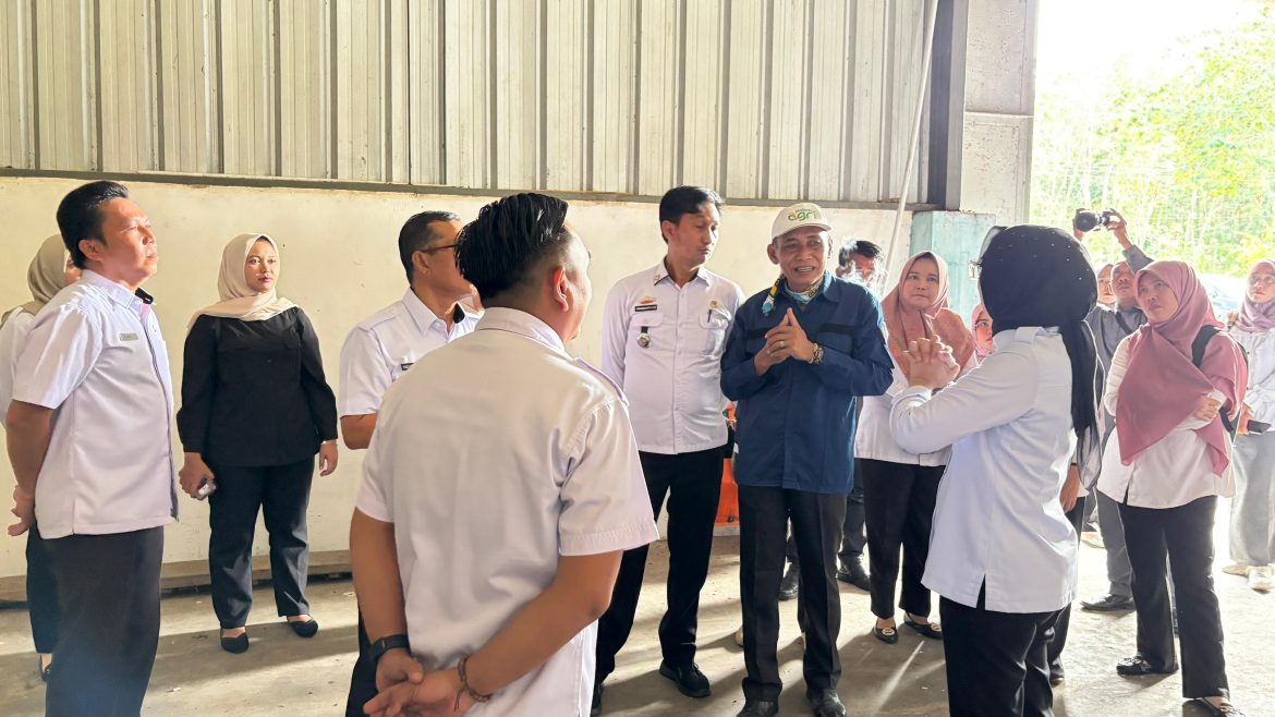 Pelaksana Tugas (Plt.) Bupati Way Kanan, Ayu Asalasiyah, S.Ked melaksanakan peninjauan ke Rice Milling Plant (RMP)