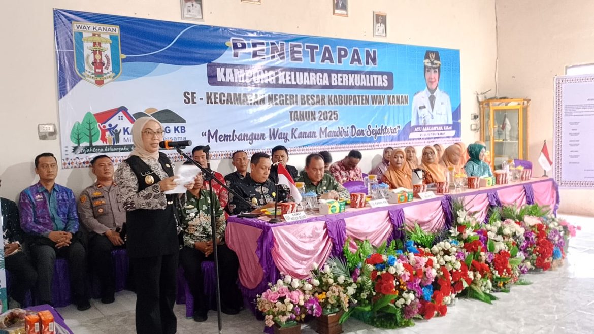 Pelaksana Tugas (Plt.) Bupati Way Kanan, Ayu Asalasiyah, S.Ked didampingi Penjabat (Pj.) Ketua Dharma Wanita Persatuan, Medias Imroni Arie Anthony menghadiri Acara Penetapan Kampung Keluarga Berkualitas