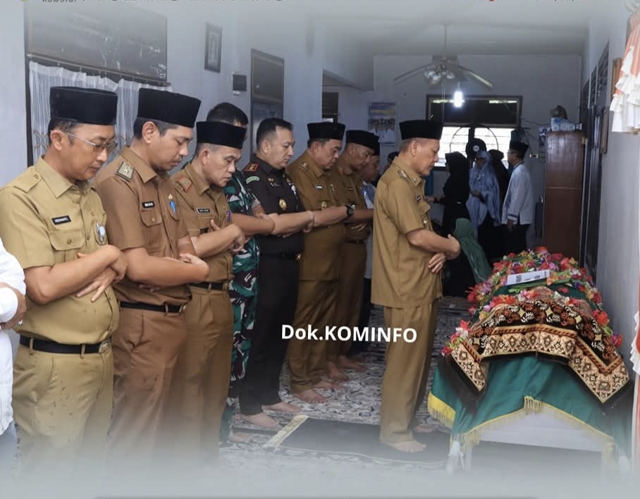 Turut Berduka, Bupati Tulang Bawang Takziah ke Kediaman Almarhum Ferwari bin Sukirman