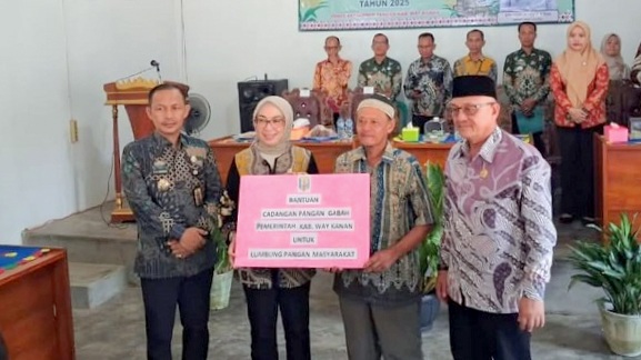 Pemerintah Kabupaten Waykanan menyalurkan bantuan cadangan pangan berupa gabah kepada sejumlah kelompok tani pengelola Lumbung Padi Masyarakat (LPM).