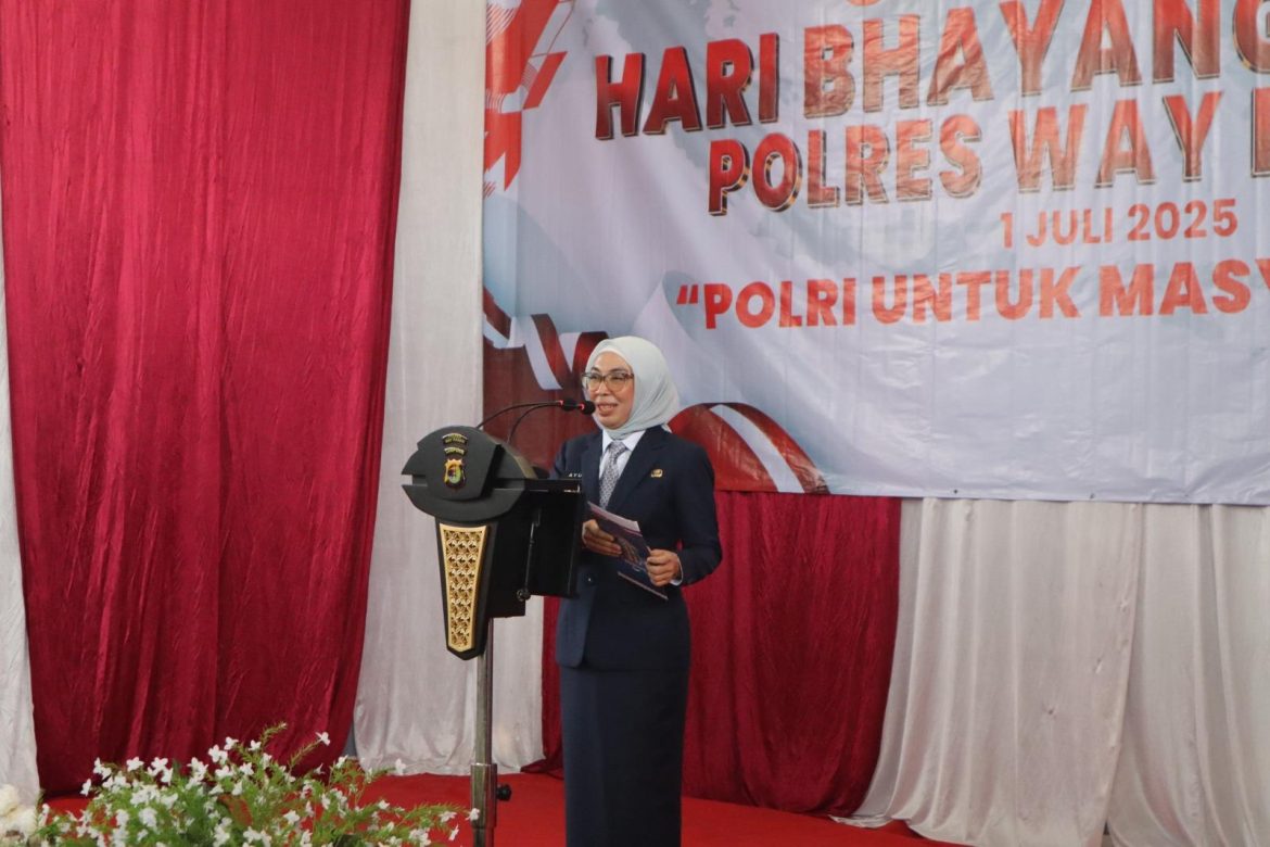 Bupati Ayu Asalasiyah, S.Ked., menghadiri Upacara dan Syukuran dalam Rangka Peringatan Ke-79 Hari Bhayangkara Tahun 2025 di Lapangan Parama Satwika Polres Way Kanan
