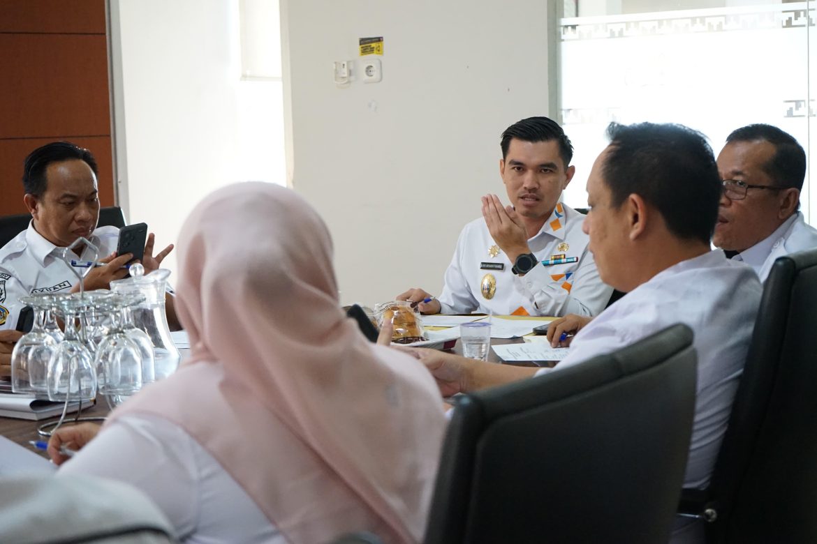 Penjabat (Pj.) Sekretaris Daerah Kabupaten, Dr. Arie Anthony Thamrin, S.STP., M.IP., CGCAE., CGRE., memimpin Rapat Koordinasi Pembahasan Persiapan Peluncuran Koperasi Desa/Kelurahan Merah Putih di Ruang Buway Pemuka Pengiran Udik