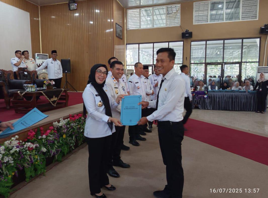 Bupati Way Kanan, Ayu Asalasiyah, S.Ked., menghadiri kegiatan Penyerahan Surat Keputusan (SK), Surat Pernyataan Melaksanakan Tugas (SPMT), dan Kontrak Perjanjian Kerja bagi Pegawai Pemerintah dengan Perjanjian Kerja (PPPK)