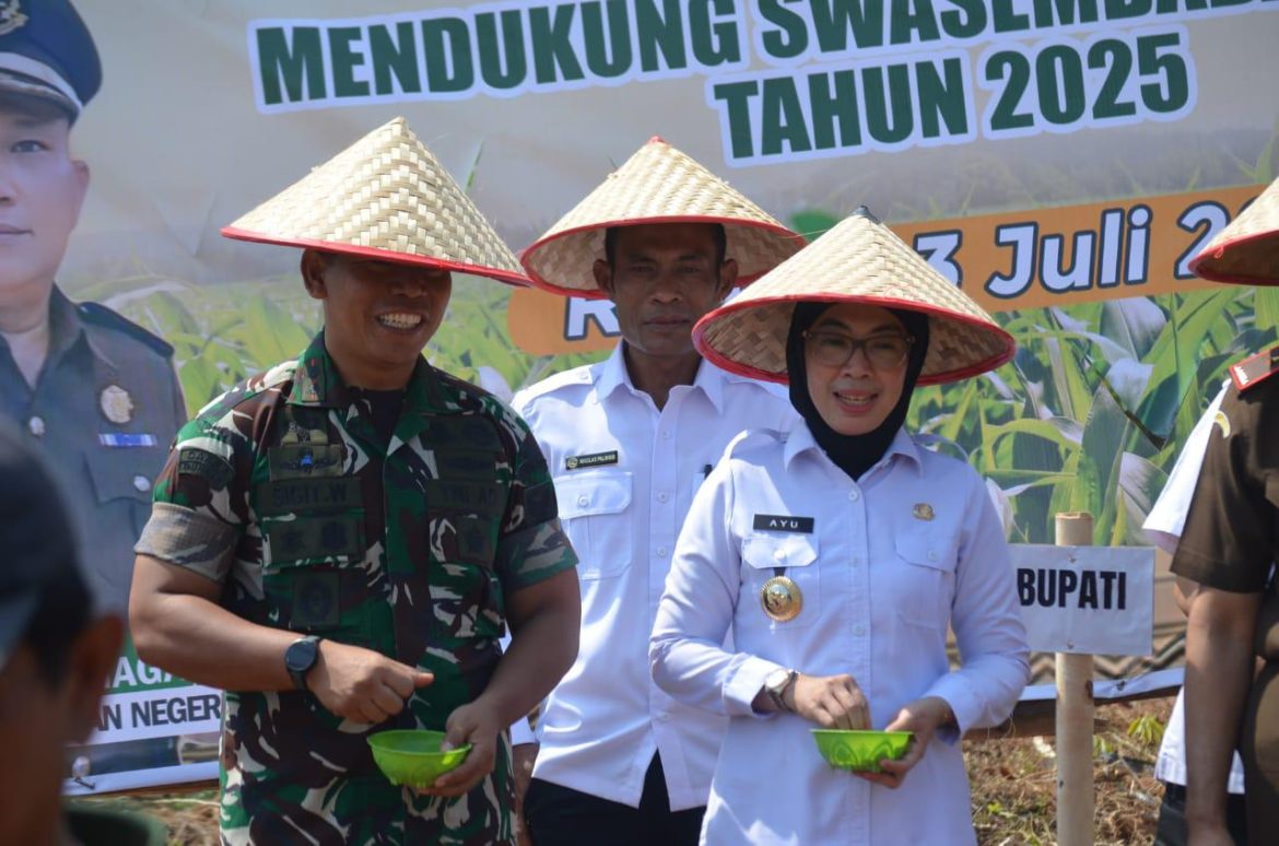 Ayu Asalasiyah, S.Ked., menghadiri kegiatan Kunjungan Kerja Kepala Kejaksaan Tinggi (Kajati) Lampung, Dadang Suryo Wibowo, S.H., LLM beserta jajaran sekaligus Penanaman Jagung bersama Petani Mitra Adhyaksa