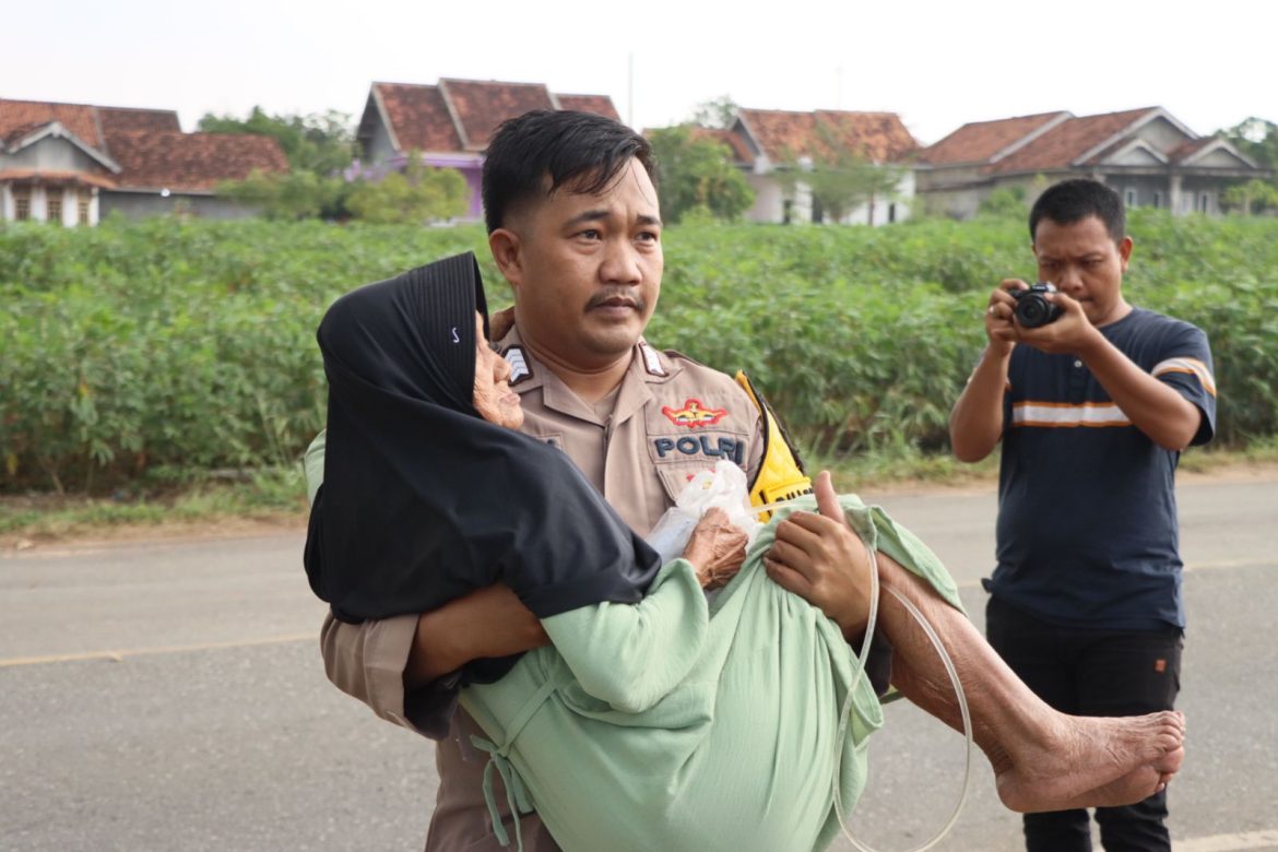 Viral Polisi Gendong Nenek Lumpuh di Acara Baksos Polres Tulang Bawang