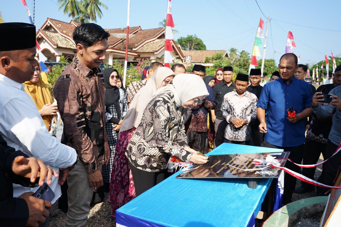 Bupati Way Kanan, Ayu Asalasiyah, S.Ked., menghadiri Peresmian Tugu Kujang Kembar, Peresmian Paguyuban Sadulur Pasundan, serta kegiatan Gebyar Budaya Kesenian Sunda Kabupaten Way Kanan