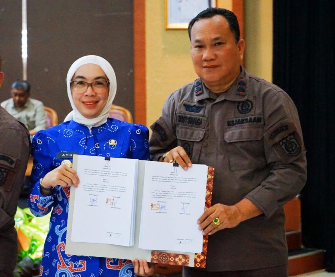 Ayu Asalasiyah, S.Ked., Bersama Kepala Kejaksaan Negeri Way Kanan, Dody Andohar Jaya Sinaga, S.H., M.H., menghadiri Penandatanganan Perjanjian Kerja Sama antara Bupati/Walikota dengan Kepala Kejaksaan Negeri se-Provinsi Lampung