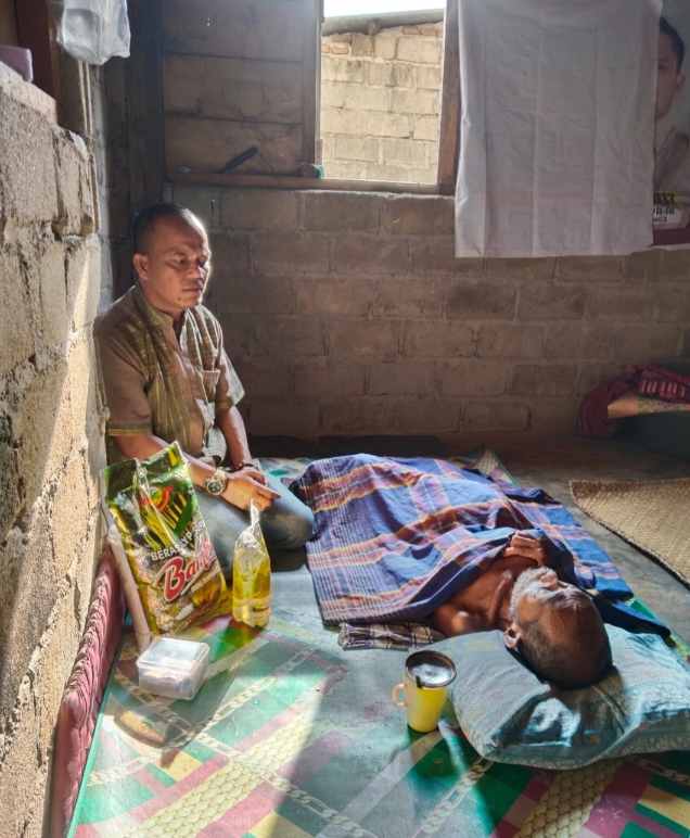 Terenyuh Saat Jum’at Berkah Ke-60 SMSI, Mengunjungi Lansia Mbah Miskun